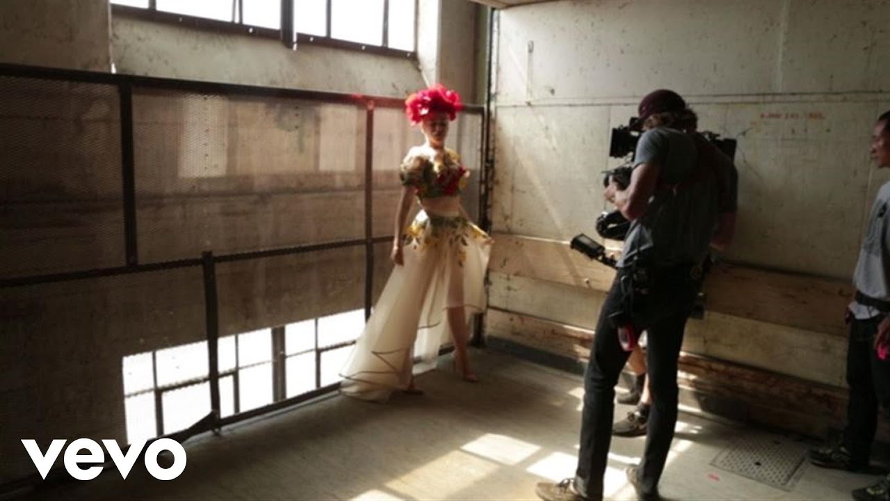 Gwen Stefani - Misery (Behind The Scenes)