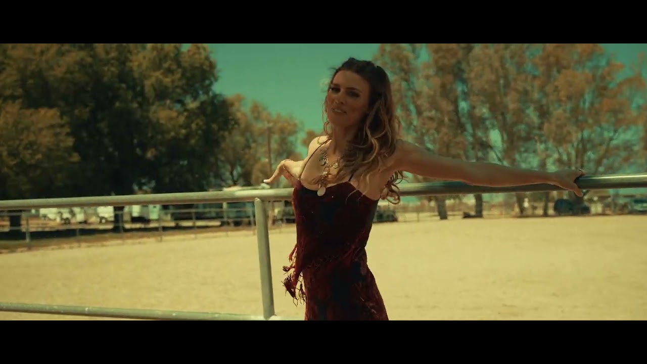 Twinnie - Giddy Up (Official Music Video) 
