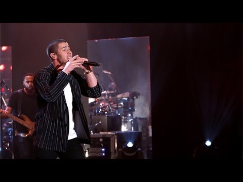 Nick Jonas Performs 'Close'