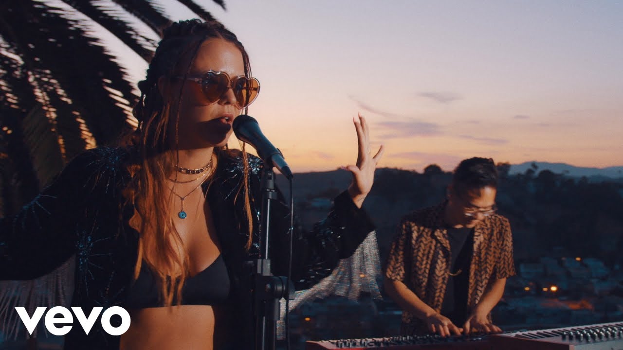 Moxi - Back to Me (Official Performance Video)