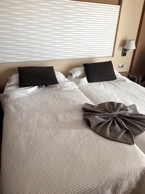 Comfortable hotel room with twin beds at Suitehotel Playa del Inglés, Gran Canaria.