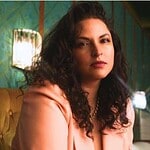 Americana singer-songwriter Danni Nicholls in a peach blazer against teal wallpaper, Nashville 2026.